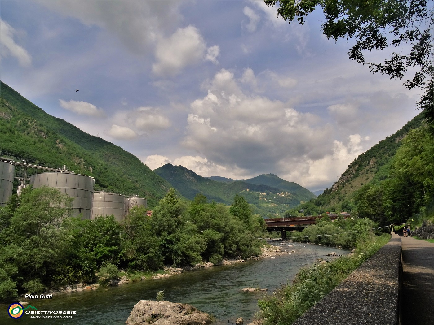 62 Seguo il percorso ciclopedonale per Ambria di Zogno.JPG